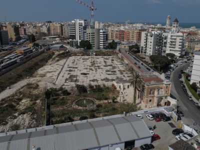 Perch� tutto intorno � il nulla. A nord si estende un�area di 20mila metri quadri che avrebbe dovuto ospitare uffici e appartamenti, ma il cui cantiere (�Seven 41�) risulta fermo. C�� solo una solitaria gru a testimoniare l�inizio dei lavori che sono stati infatti bloccati a causa dell�inquinamento del terreno, su cui in passato sarebbero stati sversati carburanti